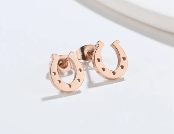 Stainless Steel Horse Shoe Shape Earrings Black Minimalist Horse Shoe Earing for Women - Ghoddosh