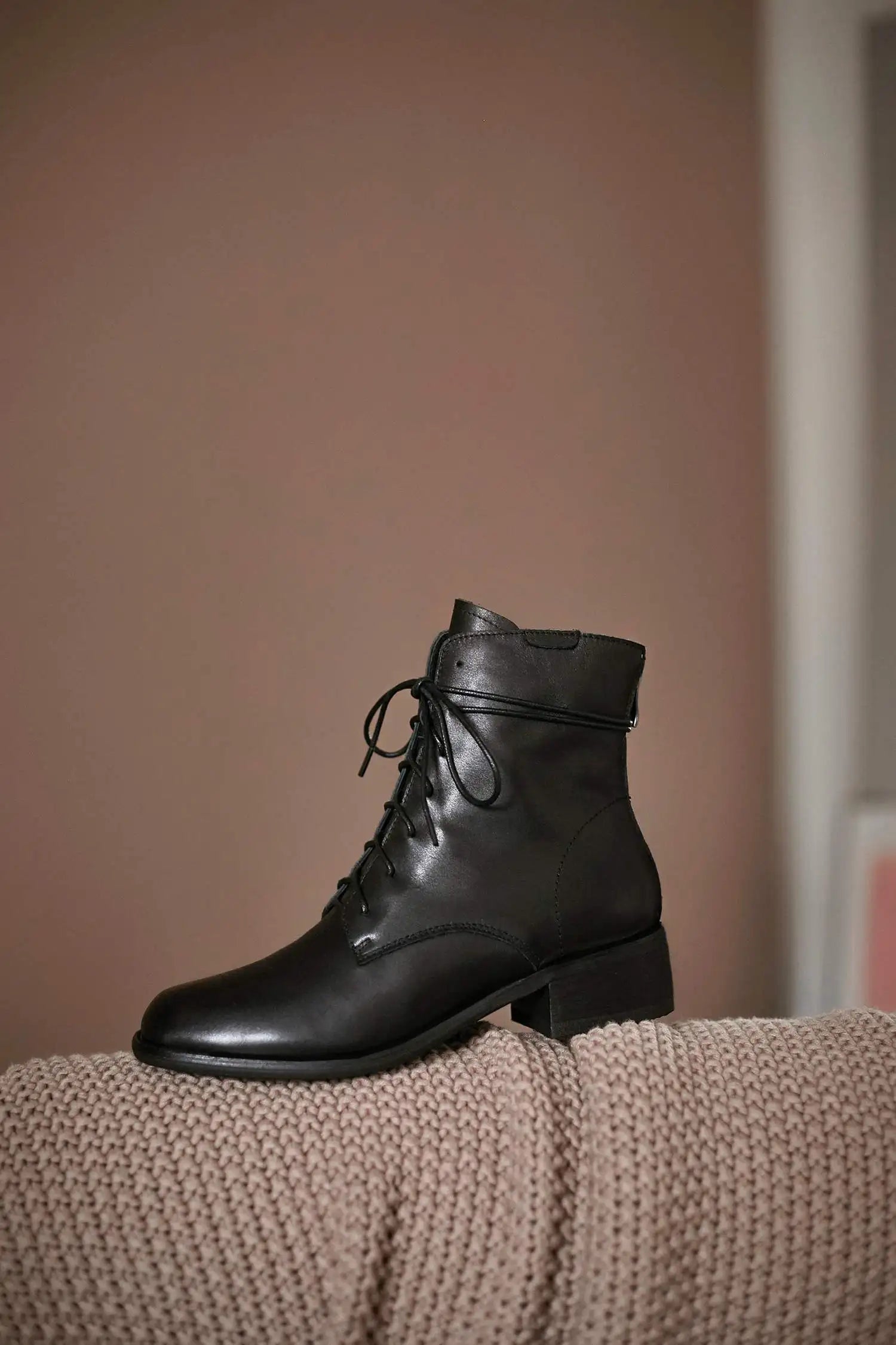 Cow Leather Lace Up Vintage Round Toe  / Low Heels Lady Ankle Boots - Ghoddosh