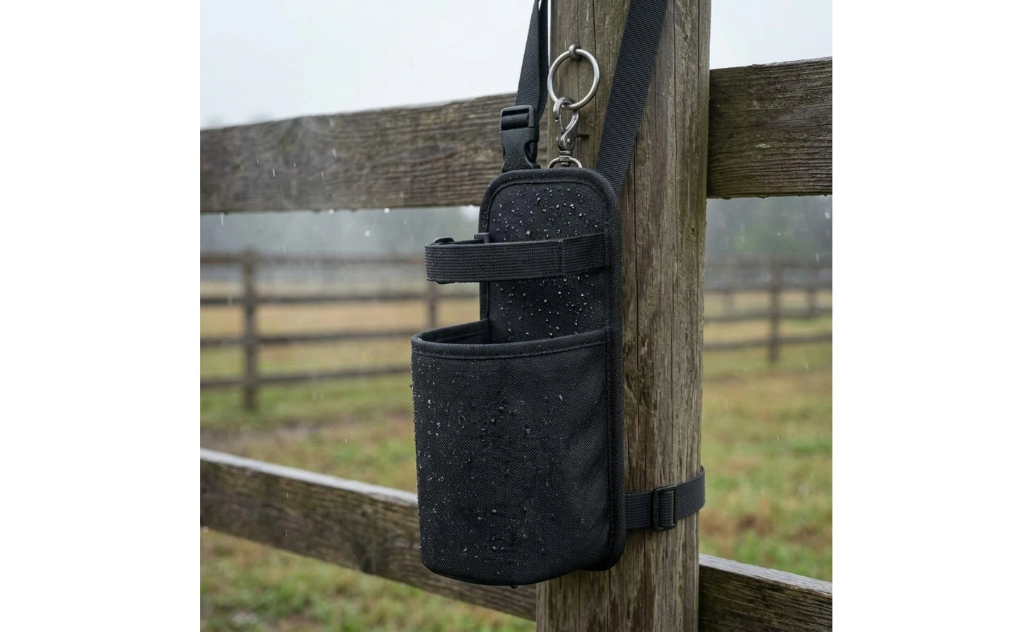 Horse Saddle Water Bottle Holder with Metal Buckle – Black Nylon Equestrian Drink Pouch for Trail Riding. @ ghoddosh.com