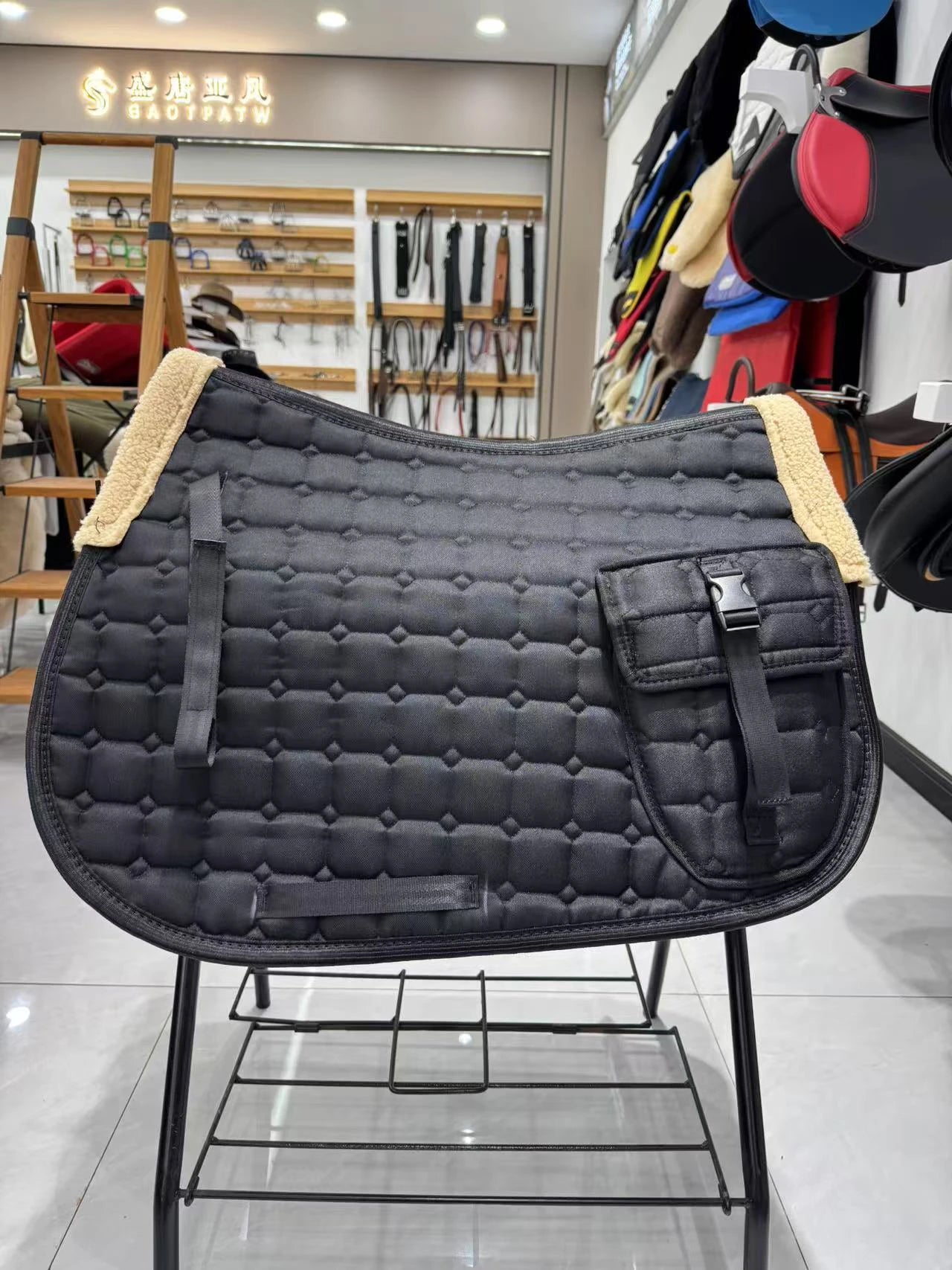 Horses shock absorbent , sweat absorbent  saddle pad With a pocket - ghoddosh.com