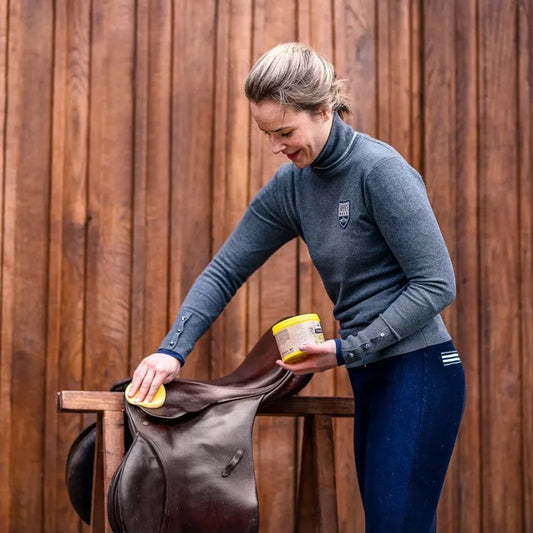 Saddle oil Maintenance  for shiny and moisturized saddle
