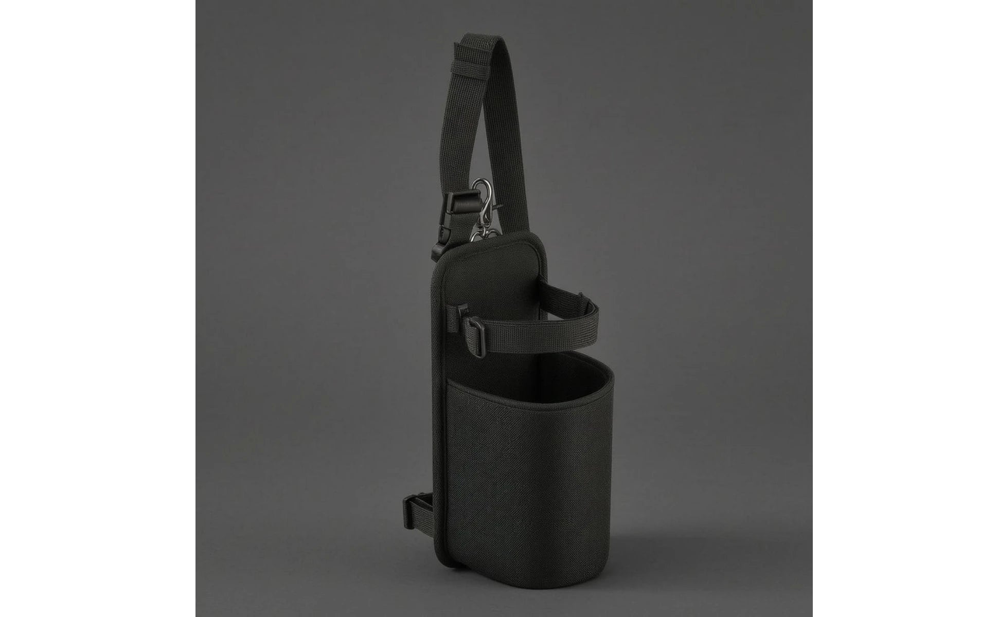 Horse Saddle Water Bottle Holder with Metal Buckle – Black Nylon Equestrian Drink Pouch for Trail Riding. @ ghoddosh.com